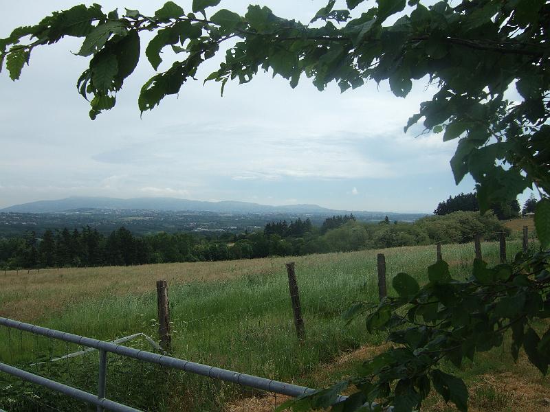 2011-05- (179).JPG - Trotz bedecktem Himmel weite Sicht in das französische "Voralpenland" westlich von Grenoble und östlich der Rhône
